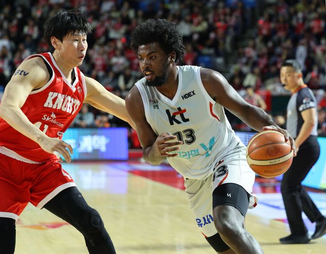 5일 오후 서울 잠실학생체육관에서 열린 ‘2024-2025 KCC 프로농구’ 서울 SK와의 원정 경기서 수원 KT의 레이션 해먼즈가 드리블 돌파를 하고 있다.연합뉴스