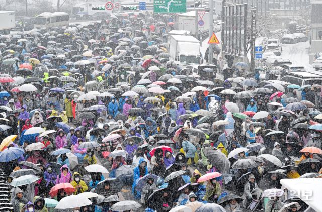고위공직자범죄수사처(공수처)의 윤석열 대통령에 대한 체포영장 유효기간 만료를 하루 앞둔 5일 서울 한남동 대통령 관저 인근에선 대설과 한파에도 불구하고 보수성향(왼쪽 사진)과 진보성향 시민들이 나뉘어져 윤석열 대통령 탄핵 반대 및 체포 촉구 집회를 열고 있다. 조주현기자