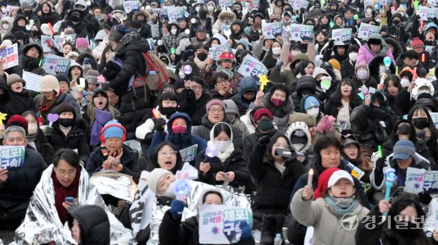 고위공직자범죄수사처(공수처)의 윤석열 대통령에 대한 체포영장 유효기간 만료를 하루 앞둔 5일 서울 한남동 대통령 관저 인근에선 대설과 한파에도 불구하고 보수성향(왼쪽 사진)과 진보성향 시민들이 나뉘어져 윤석열 대통령 탄핵 반대 및 체포 촉구 집회를 열고 있다. 조주현기자