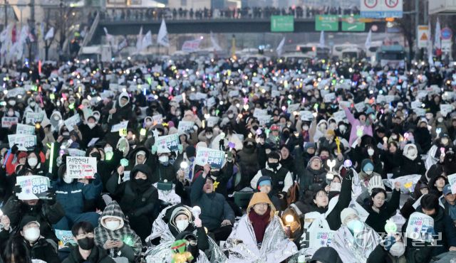 고위공직자범죄수사처(공수처)의 윤석열 대통령에 대한 체포영장 유효기간 만료를 하루 앞둔 5일 서울 한남동 대통령 관저 인근에선 대설과 한파에도 불구하고 보수성향(왼쪽 사진)과 진보성향 시민들이 나뉘어져 윤석열 대통령 탄핵 반대 및 체포 촉구 집회를 열고 있다. 조주현기자