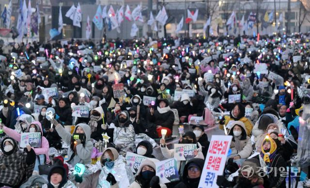 고위공직자범죄수사처(공수처)의 윤석열 대통령에 대한 체포영장 유효기간 만료를 하루 앞둔 5일 서울 한남동 대통령 관저 인근에선 대설과 한파에도 불구하고 보수성향(왼쪽 사진)과 진보성향 시민들이 나뉘어져 윤석열 대통령 탄핵 반대 및 체포 촉구 집회를 열고 있다. 조주현기자