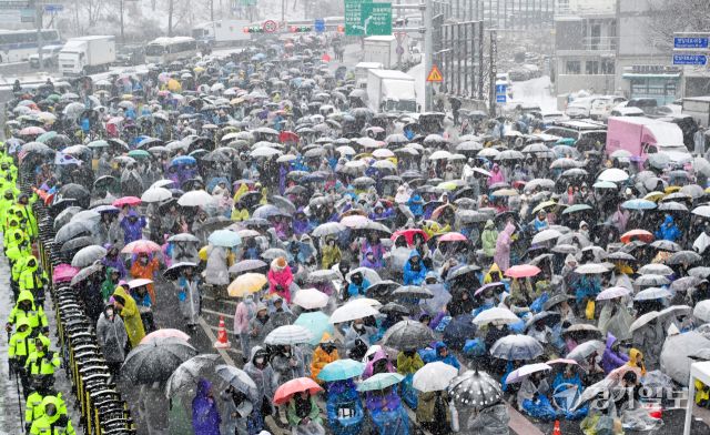 고위공직자범죄수사처(공수처)의 윤석열 대통령에 대한 체포영장 유효기간 만료를 하루 앞둔 5일 서울 한남동 대통령 관저 인근에선 대설과 한파에도 불구하고 보수성향(왼쪽 사진)과 진보성향 시민들이 나뉘어져 윤석열 대통령 탄핵 반대 및 체포 촉구 집회를 열고 있다. 조주현기자