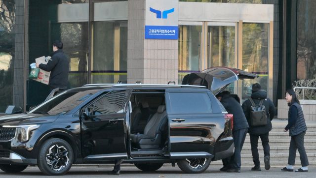 공수처가 윤석열 대통령 체포 영장 집행을 중지한 지난 3일 오후 정부과천청사 공수처 청사로 수사관들이 복귀하고 있다. 경기일보DB