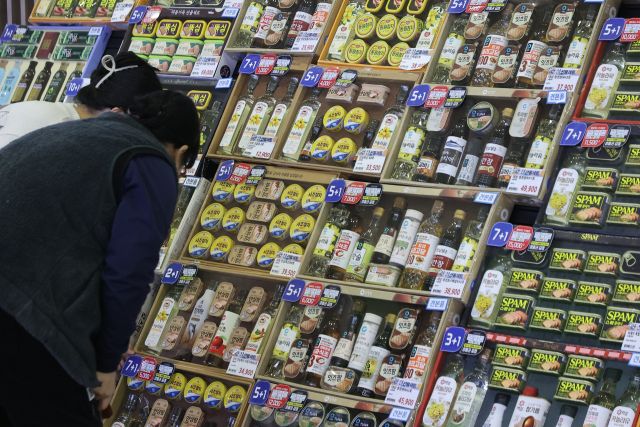 소비자들이 설 선물 세트를 살펴보고 있다. 연합뉴스