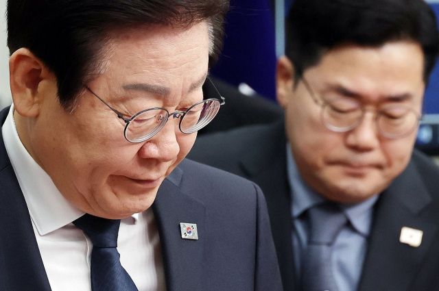 더불어민주당 이재명 대표, 박찬대 원내대표가 6일 오전 서울 여의도 국회에서 열린 최고위원회의에 참석하고 있다. 연합뉴스