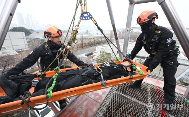 2024년 전국 최강구조대로 선발된 부평소방서 구조대원들이 6일 인천 부평소방서에서 부상자 구조 훈련을 하고 있다. 조병석기자