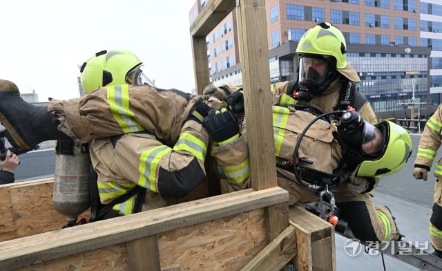 2024년 전국 최강구조대로 선발된 부평소방서 구조대원들이 6일 인천 부평소방서에서 고립된 상황의 동료 소방관을 구조하는신속동료구조 훈련을 하고 있다. 조병석기자