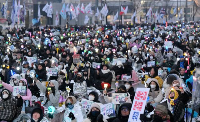 고위공직자범죄수사처(공수처)의 윤석열 대통령에 대한 체포영장 유효기간 만료를 하루 앞둔 5일 서울 한남동 대통령 관저 인근에선 대설과 한파에도 불구하고 보수성향(왼쪽 사진)과 진보성향 시민들이 나뉘어져 윤석열 대통령 탄핵 반대 및 체포 촉구 집회를 열고 있다. 조주현기자