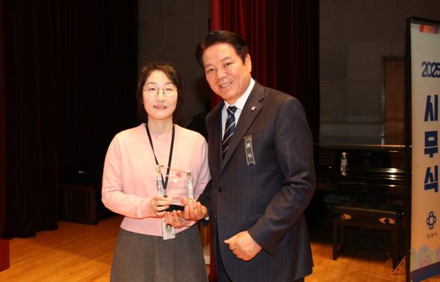 지방행정의 달인 수상자 안양시 권구현 주무관(왼쪽)과 최대호 안양시장