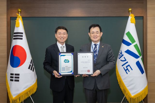 6일 김성중 경기도행정1부지사와 장영록 신임 안성병원장이 임명장 수여식을 마치고 기념 사진을 촬영하고 있다. 경기도 제공