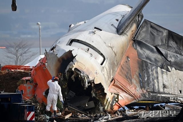 30일 오전 전남 무안국제공항에서 소방대원들이 전날 발생한 제주항공 여객기 충돌 폭발 사고 잔해를 수색하고 있다. 윤원규기자