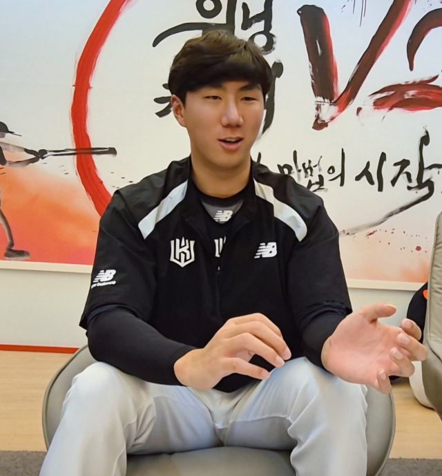 프로야구 KT 위즈에 입단한 투수 김동현이 6일 오후 KT 위즈파크에서 인터뷰에 임하고 있다. 임창만기자