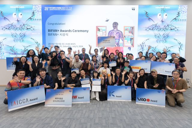 지난해 열린 제28회 ‘BIFAN+ 시상식’에서 프로젝트 마켓 수상자들이 기념사진을 찍으며 기뻐하고 있다. 부천국제판타스틱영화제 제공