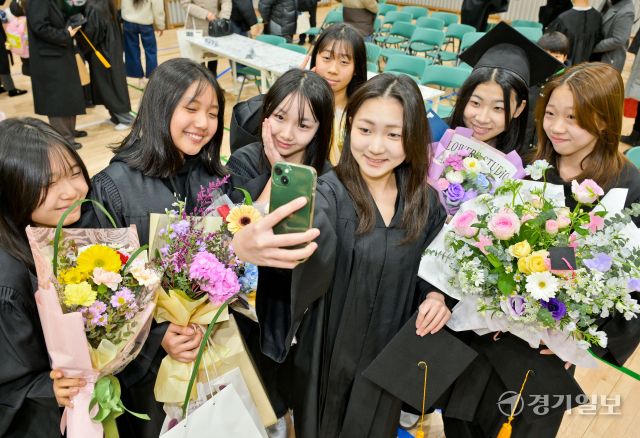 6일 오전 수원특례시 장안구 한일초등학교에서 열린 졸업식에서 졸업생들이 친구와 함께 사진을 찍으며 초등학교 마지막 추억을 남기고 있다. 윤원규기자