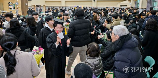 6일 오전 수원특례시 장안구 한일초등학교에서 열린 졸업식에서 졸업생들이 부모님에게 편지와 꽃을 전달하고 있다. 윤원규기자