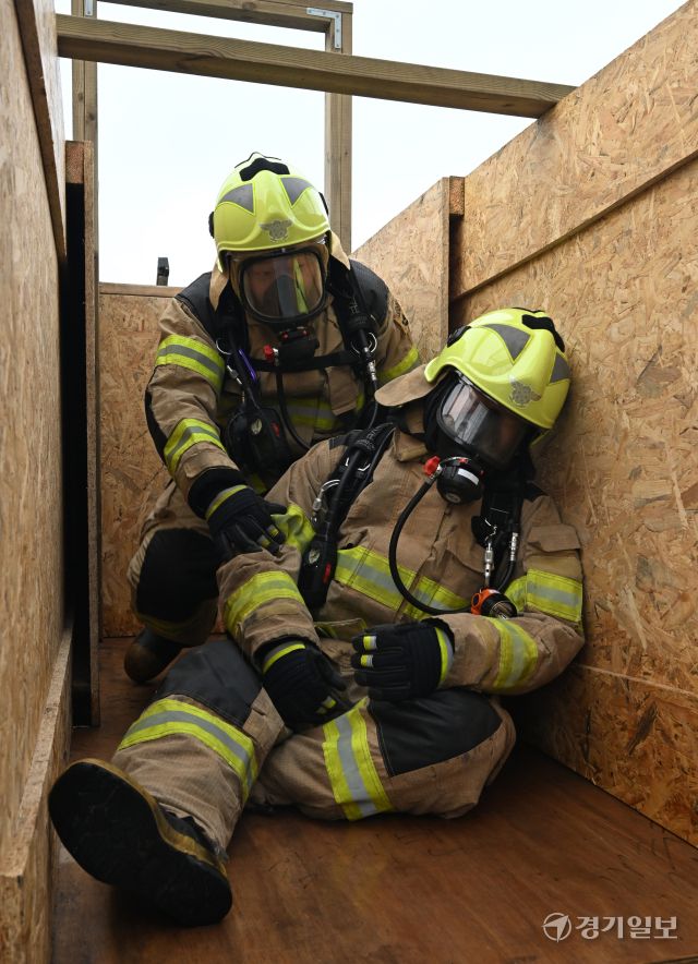 2024년 전국 최강구조대로 선발된 부평소방서 구조대원들이 6일 인천 부평소방서에서 고립된 상황의 동료 소방관을 구조하는신속동료구조 훈련을 하고 있다. 조병석기자