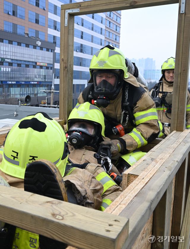 2024년 전국 최강구조대로 선발된 부평소방서 구조대원들이 6일 인천 부평소방서에서 고립된 상황의 동료 소방관을 구조하는신속동료구조 훈련을 하고 있다. 조병석기자