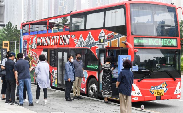 인천시티투어 바다코스 이용객들이 2층버스에 승차하고 있다. 경기일보DB