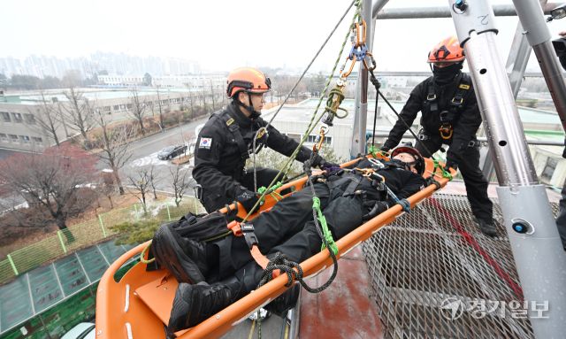 2024년 전국 최강구조대로 선발된 부평소방서 구조대원들이 6일 인천 부평소방서에서 부상자 구조 훈련을 하고 있다. 조병석기자