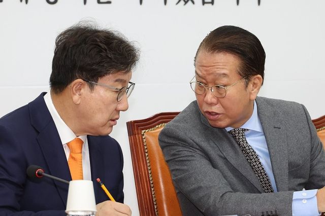 국민의힘 권영세 비상대책위원장(오른쪽)과 권성동 원내대표가 6일 오전 서울 여의도 국회에서 열린 비상대책위원회의에서 대화하고 있다. 연합뉴스