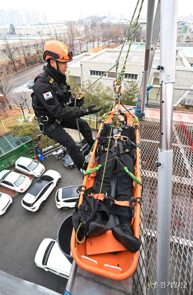 2024년 전국 최강구조대로 선발된 부평소방서 구조대원들이 6일 인천 부평소방서에서 부상자 구조 훈련을 하고 있다. 조병석기자