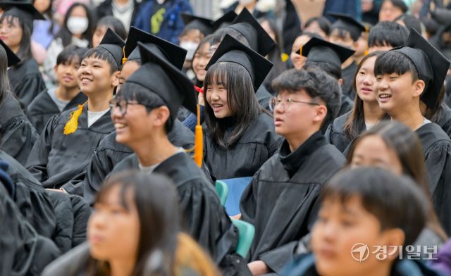 6일 오전 수원특례시 장안구 한일초등학교에서 열린 졸업식에서 졸업생들이 졸업 기념영상을 시청하며 즐거워하고 있다. 윤원규기자