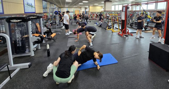 비시즌인 겨울철 경기스포츠과학센터가 체력 측정과 과학적인 처방을 통해 경기력 향상을 꾀하는 선수들로 북새통을 이루고 있다. 센터를 찾은 선수들이 연구원과 트레이너들의 도움을 받아 트레이닝을 하고 있다.경기스포츠과학센터 제공