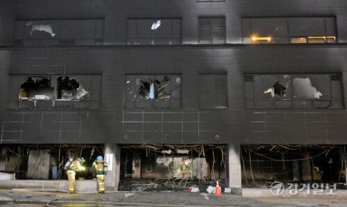 지난 3일 오후 성남시 분당구 야탑동 한 복합상가건물 화재현장에서 소방관들이 인명 수색을 하고 있다. 윤원규기자