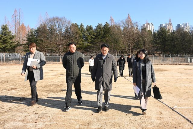 김동근 의정부시장이 용현동 306보충대 부지에 조성한 대형차량 주차장을 점검하고 있다. 의정부시 제공.