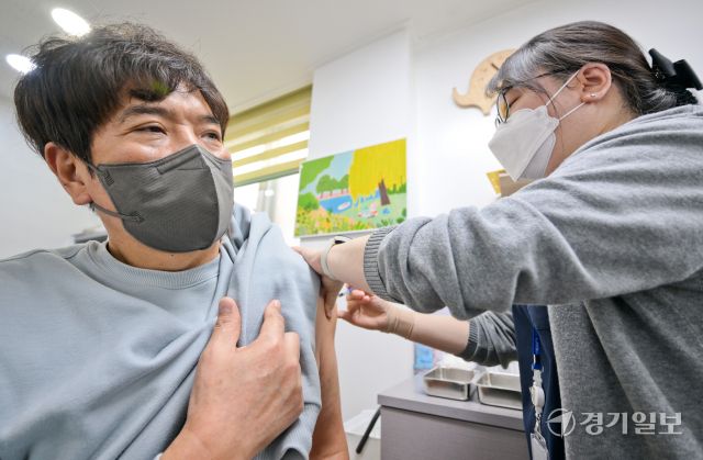 7일 오전 수원특례시 팔달구 인구보건복지협회 경기도지회 가족보건의원에서 한 시민이 독감 예방접종을 받고 있다. 최근 전국적으로 인플루엔자(독감)가 유행하자 경기도는 호흡기 감염병 예방수칙 준수와 독감 예방 접종을 도민들에게 요청했다. 질병보건통합관리시스템에 등록된 이번 절기 도내 인플루엔자 예방접종현황률은 65세 이상은 79.5%, 어린이(1회 대상자)는 68.6%이다. 윤원규기자