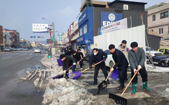 지난 6일 인천 강화군 공무원들이 통행이 많은 인도를 중심으로 제설 작업을 하고 있다. 강화군청 제공