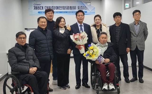 제8대 대한장애인양궁협회장에 고광만(61)후보가 당선, 서울 올림픽회관 투표장에서 해당 선관위 관계자 등과 기념촬영을 하고 있다./ 사진 =유진동기자