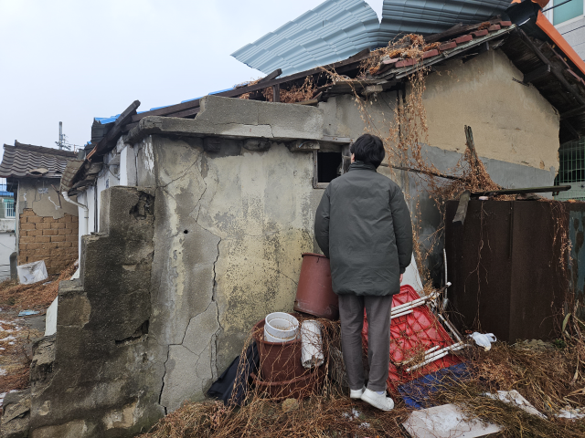 7일 오전 인천 미추홀구 도화동 일대에는 지붕은 뜯기고 벽면이 부서진 빈집 2~3채가 방치되어 있다. 박귀빈기자