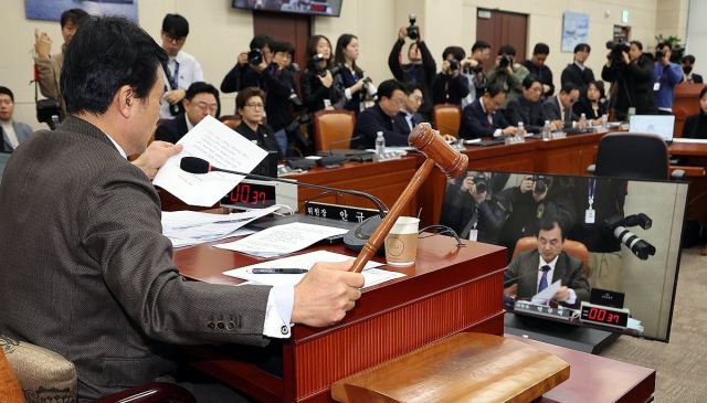 7일 오전 서울 여의도 국회에서 열린 윤석열 정부의 비상계엄 선포를 통한 내란 혐의 진상규명 국정조사특별위원회 회의에서 안규백 위원장이 의사봉을 두드리고 있다. 연합뉴스