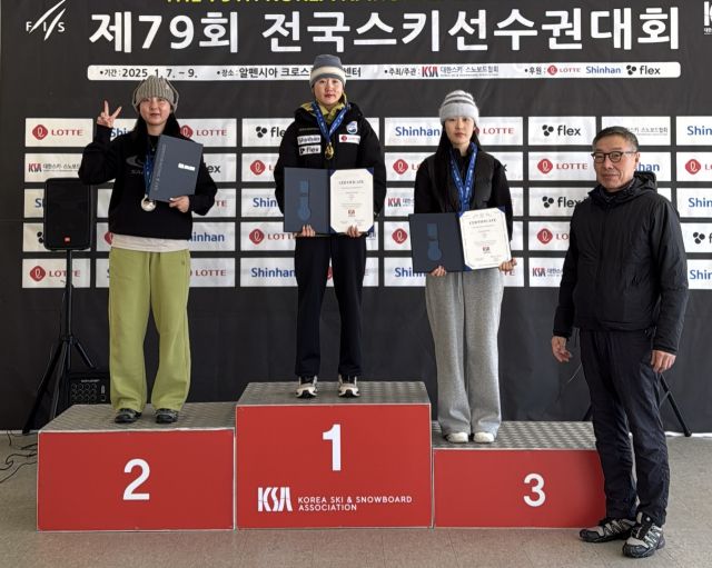 제79회 전국스키선수권대회 크로스컨트리 여자부 클래식 10㎞에서 우승한 한다솜이 시상대 가장 높은 곳에서 기념촬영을 하고 있다.경기도청 제공