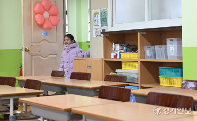 2025학년도 초등학교 신입생 예비소집일인 7일 인천 남동구 서창초등학교에서 입학을 앞둔 어린이가 교실을 살펴보고 있다. 조병석기자