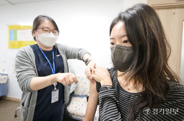 7일 오전 수원특례시 팔달구 인구보건복지협회 경기도지회 가족보건의원에서 한 시민이 독감 예방접종을 받고 있다. 최근 전국적으로 인플루엔자(독감)가 유행하자 경기도는 호흡기 감염병 예방수칙 준수와 독감 예방 접종을 도민들에게 요청했다. 질병보건통합관리시스템에 등록된 이번 절기 도내 인플루엔자 예방접종현황률은 65세 이상은 79.5%, 어린이(1회 대상자)는 68.6%이다. 윤원규기자