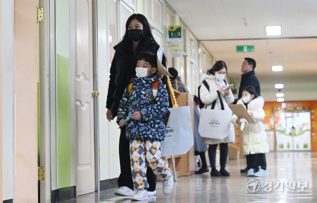 2025학년도 초등학교 신입생 예비소집일인 7일 인천 남동구 서창초등학교에서 신입생과 학부모가 교실로 들어가고 있다. 조병석기자