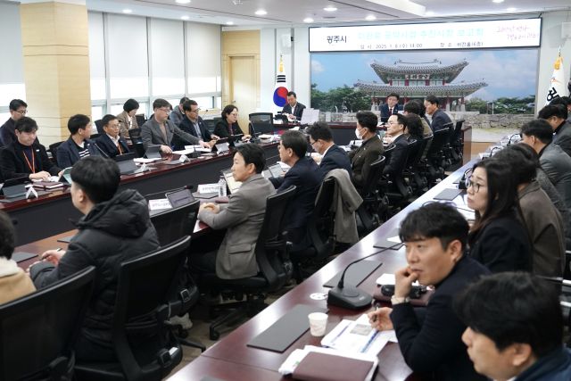 방세환 광주시장이 8일 시청 비전홀에서 ‘민선8기 미완료 공약사업 추진상황 보고회’를 주재하고 있다.광주시 제공