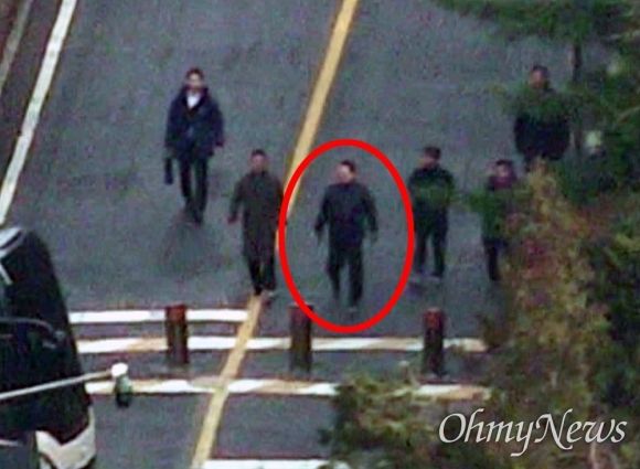 고위공직자범죄수사처가 윤석열 대통령에 대한 체포영장을 다시 발부받은 다음 날인 8일 서울 용산구 한남동 대통령 관저 내에서 윤 대통령으로 추정되는 인물(빨간색 원)이 이동하고 있다. 오마이TV 영상 캡처