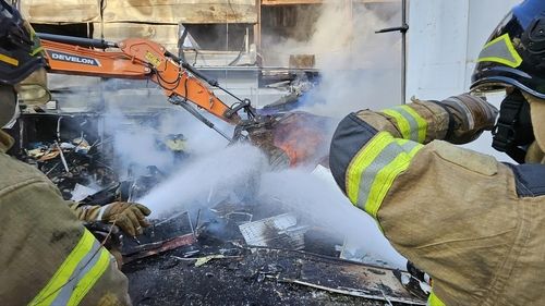 의정부 호원동 건물 철거 화재 현장에서 소방관들이 진화작업에 나서고 있다. 의정부소방서 제공