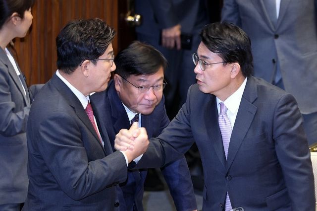 더불어민주당이 8일 윤석열 대통령과 함께 공직선거법 위반 혐의로 고발한 국민의힘 윤상현 의원(오른쪽). 연합뉴스