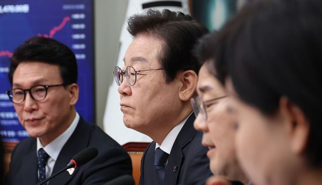 더불어민주당 이재명 대표가 6일 오전 서울 여의도 국회에서 열린 최고위원회의에 참석해 발언을 듣고 있다. 연합뉴스