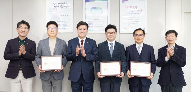 방세환 광주시장은 도시계획, 수질환경, 지방재정, 환경규제 분야의 민간 전문가 4명을 정책자문관으로 위촉한 뒤 기념촬영을 하고 있다. 광주시 제공