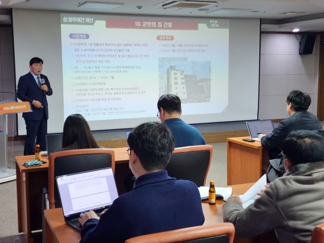 문경복 옹진군수가 9일 군청 중회의실에서 열린 신년 기자간담회에서 지역 현안을 설명하고 있다. 이병기기자