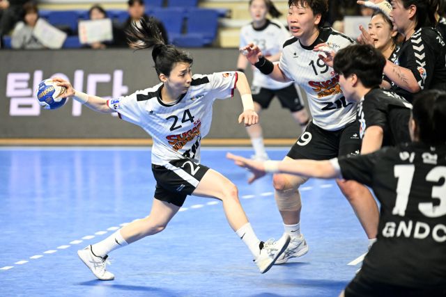 2024-25 H리그 여자부 우승후보인 광명 SK슈가글라이더즈와 경남개발공사가 11일 첫 대결을 펼친다. 사진은 지난 시즌 두 팀 간 경기 모습.한국핸드볼연맹 제공