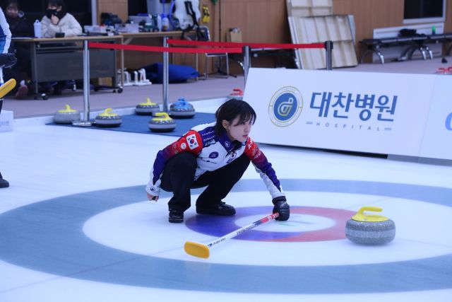 8일 의정부컬링장에서 열린 2024-2025 컬링 슈퍼리그 여자부 결승 2차전 강릉시청과 경기에서 경기도청의 스킵 김은지가 경기에 임하고 있다.대한컬링연맹 제공