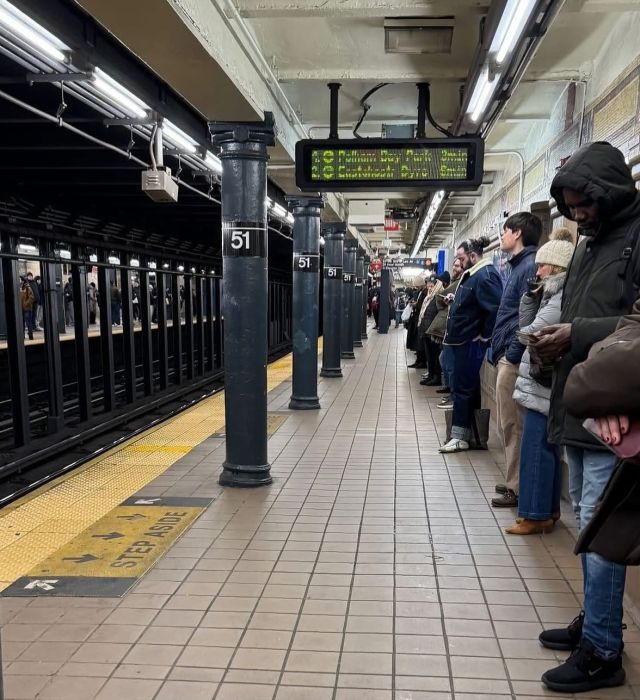 미국 뉴욕의 한 지하철 역에서 시민들이 벽에 등을 기댄 채 열차를 기다리고 있는 모습. SNS 갈무리