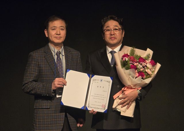 제29대 대한수영연맹 회장 선거에서 당선된 정창훈 현 회장이 노호성 선거관리위원장으로부터 당선증을 받고 있다.대한수영연맹 제공