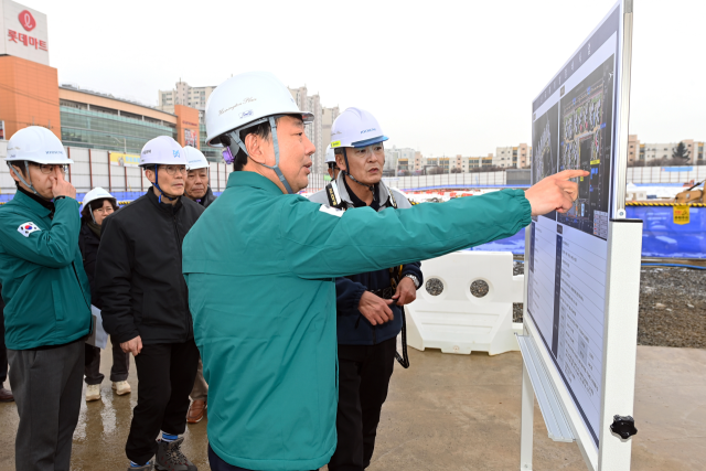 차준택 인천 부평구청장이 지역 건설현장에서 안전 점검을 하고 있다. 부평구 제공
